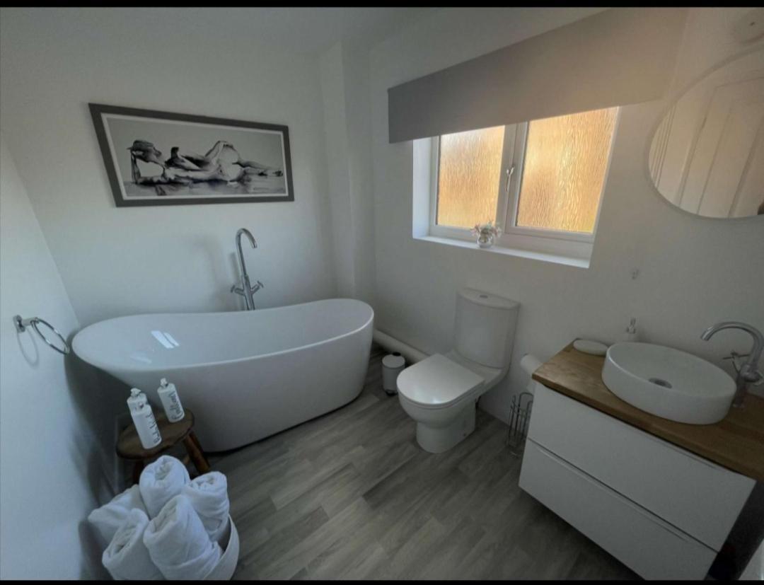 הוילה לאות' A Beautiful House In A Scenic Town Location. מראה חיצוני תמונה